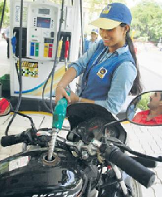 Loot of customers on petrol pumps | पेट्रोल पंपांवर ग्राहकांची लूट