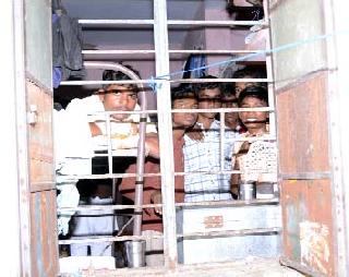 Excommunication; Students took control | जेवणावर बहिष्कार; विद्यार्थ्यांनी घेतले कोंडून Excommunication; Students took control | जेवणावर बहिष्कार; विद्यार्थ्यांनी घेतले कोंडून