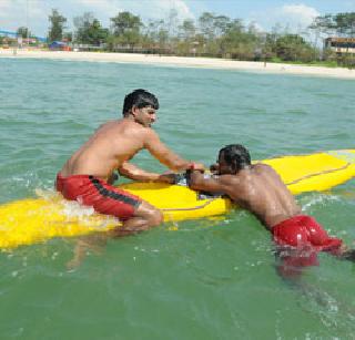 Survivors saved the child at Axa Beach | अक्सा बीचवर जीवरक्षकांनी मुलाला वाचवले Survivors saved the child at Axa Beach | अक्सा बीचवर जीवरक्षकांनी मुलाला वाचवले