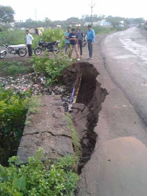 The bridge collapses due to heavy rains | जोरदार पावसामुळे पूल खचला