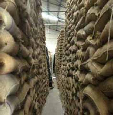 Government bunch of stockholders | साठेबाजांना शासनाचा दणका