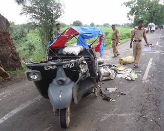 Black and white were blown away | काळी पिवळीने ऑटोला उडविले Black and white were blown away | काळी पिवळीने ऑटोला उडविले