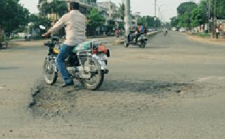 The digging of the potholes! | खड्ड्यांची उपराजधानी!