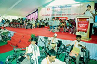 The need to bring the disabled to the mainstream | अपंगांना मुख्य प्रवाहात आणण्याची गरज