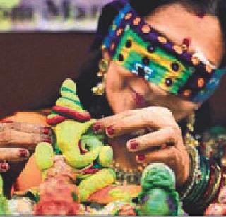 Bappa built a bandage on his eyes | डोळ्यांवर पट्टी बांधून साकारले बाप्पा Bappa built a bandage on his eyes | डोळ्यांवर पट्टी बांधून साकारले बाप्पा