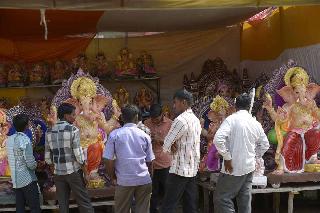 The prices of Ganesha idols | गणेश मूर्तींवर महागाईचे सावट