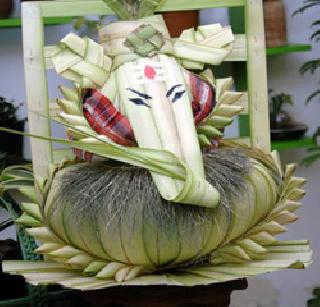 Ganesh idol created in pots in Malad | मालाडमध्ये पेंढ्यांतून साकारली गणेशमूर्ती