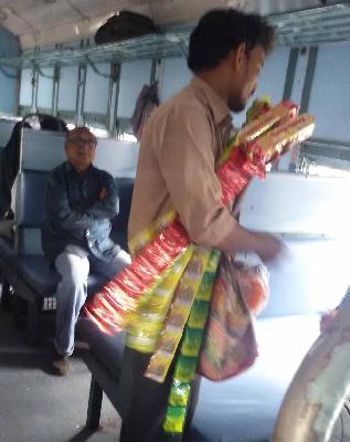 The sale of gulcha of railways is very common | रेल्वेत गुटखा पदार्थाची सर्रास विक्री