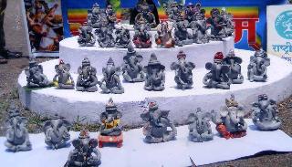 Environmental idol created by students | विद्यार्थ्यांनी तयार केल्या पर्यावरणपुरक मूर्ती