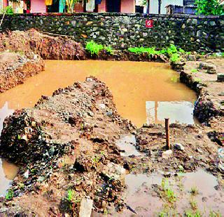Chameleon's death by lying in a dug pit | खोदलेल्या खड्डय़ात पडून चिमुरडीचा मृत्यू