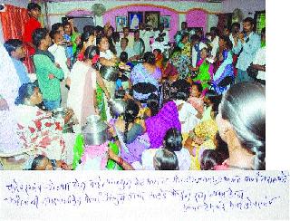 Women's attack on the police | पालिकेवर महिलांचा हल्लाबोल