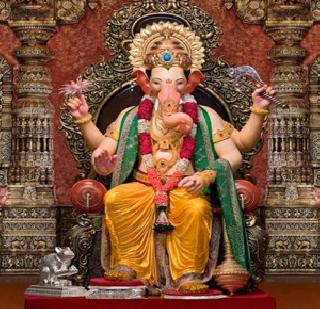 The clutches in the face of Lalbagh Raja | लालबाग राजाच्या दर्शनरांगेत गोंधळ