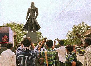 Hrithik's statue in Bollywood, Nageshwarwadi | बॉलीवूडमधील हृतिकचा पुतळा नागेश्वरवाडीत
