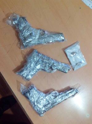 Three indigenous pistols seized in Akolatan | देशी बनावटीच्या तीन पिस्टल अकोल्यात जप्त