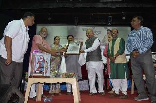 Swaradkalkar opens the voice of Gazalnavaja | स्वरसुधाकराला गजलनवाजाची स्वर सलामी