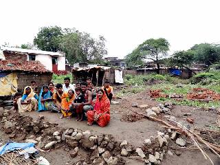 Animals are worn out, now surrounded by old people | जनावरे दगावलीत, आता पुराने वेढले