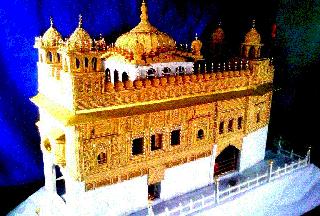 Sinnar is the golden temple of 4.5 million beads of Sakarya | सिन्नरला साकारलय साडे तीन लाख मण्यांचे सुवर्ण मंदीर