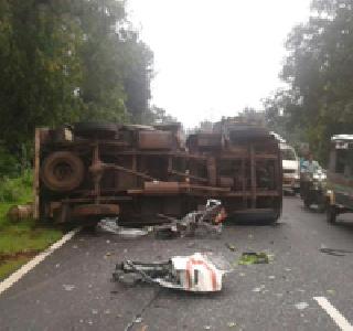 Two killed in a horrific accident on Mumbai-Goa highway | मुंबई-गोवा महामार्गावर भीषण अपघातात २ ठार