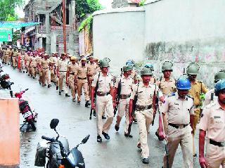 Movement of Chandwad by the police force | पोलीस दलातर्फे चांदवडला संचलन Movement of Chandwad by the police force | पोलीस दलातर्फे चांदवडला संचलन