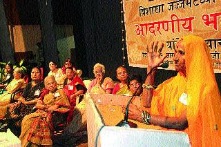 The audience on the list of Bhairidevi's sorrow | भवरीदेवींचे दु:ख ऐकून श्रोत्यांच्या अंगावर शहारे