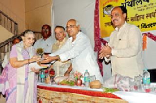 Reading culture must be revived | वाचन संस्कृती पुनर्जीवित करणे आवश्यक