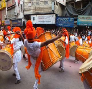Rangate training of drum-cards for procession | मिरवणुकीसाठी त्यांची ढोल-ताशांची रंगीत तालीम