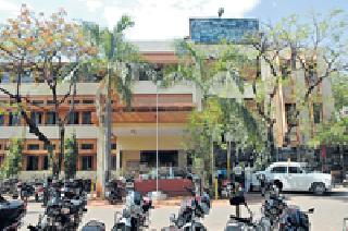 Vehicles sent to the vehicle for the license | वाहन परवान्यासाठी आलेल्यांना पाठविले घरी