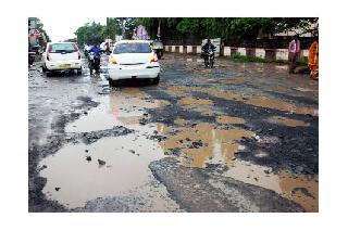 On the eve of the festival, the road illumination continues | उत्सवाच्या तोंडावरही रस्त्यांची दैना कायम
