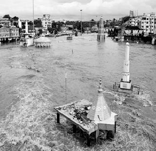 Two victims of rain in the field | खान्देशात पावसाने घेतले दोन बळी