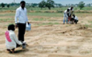 Speed ​​of work to give shelter to surrendered naxals | आत्मसमर्पित नक्षल्यांना घरे देण्याच्या कामाला गती