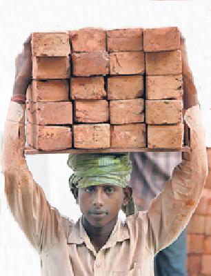 Future of eight thousand hostel employees in the state | राज्यातील आठ हजार वसतिगृह कर्मचाऱ्यांचे भवितव्य अधांतरी Future of eight thousand hostel employees in the state | राज्यातील आठ हजार वसतिगृह कर्मचाऱ्यांचे भवितव्य अधांतरी