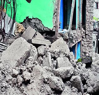 Due to heavy rain, the wall of the house fell | भिज पावसामुळे घराची भिंत पडली Due to heavy rain, the wall of the house fell | भिज पावसामुळे घराची भिंत पडली