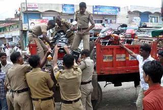 Action on 50 vehicles | ५0 वाहनांवर कारवाई Action on 50 vehicles | ५0 वाहनांवर कारवाई