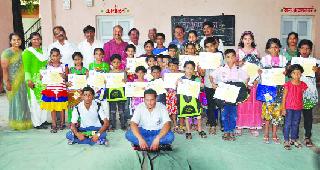 Children have a relationship with the color-lines | मुलांनी केली रंग-रेषांशी दोस्ती