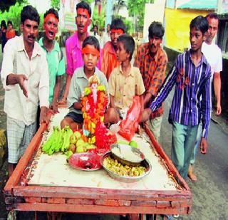 The emotional message of 5 days Ganaraya | पाच दिवसांच्या गणरायाला भावपूर्ण निरोप