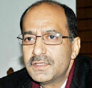 The National Conference leader kicked the worker | नॅशनल कॉन्फरन्सच्या नेत्याने कार्यकर्त्याला लाथ मारली The National Conference leader kicked the worker | नॅशनल कॉन्फरन्सच्या नेत्याने कार्यकर्त्याला लाथ मारली