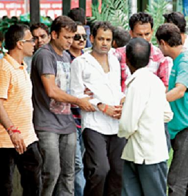 Eyes, peeps ... | डोळे पाणावले, कंठ दाटला...