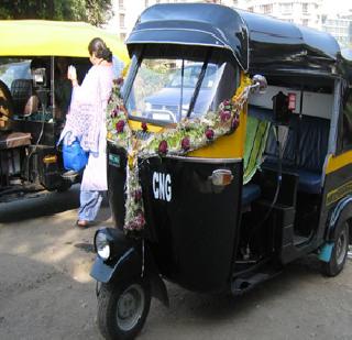 Watch smart card on automobiles! | रिक्षाचालकांवर स्मार्ट कार्डद्वारे वॉच!