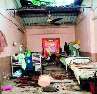 Doctor injured at the ceiling collapsed at Sion | छत कोसळून सायन येथे डॉक्टर जखमी Doctor injured at the ceiling collapsed at Sion | छत कोसळून सायन येथे डॉक्टर जखमी