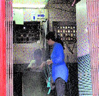 Implementing officers missing? | अंमलबजावणी करणारे अधिकारीच गायब?