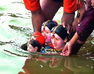 Gauri-Ganapati's emotional message ... | गौरी-गणपतीला भावपूर्ण निरोप... Gauri-Ganapati's emotional message ... | गौरी-गणपतीला भावपूर्ण निरोप...