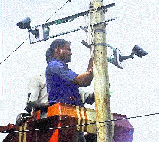Activists are now in the CCTV chamber! | कार्यकर्ते आता सीसीटीव्हीच्या कक्षेत !