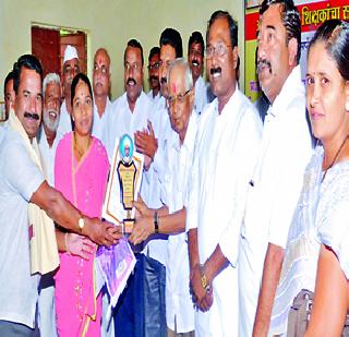 The teacher does the job of building a man | माणूस घडविण्याचे काम शिक्षक करतो