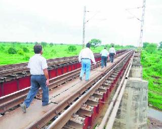 The administrative team that reached the village in a single village | एकफळ गावात पोहोचली प्रशासकीय चमू The administrative team that reached the village in a single village | एकफळ गावात पोहोचली प्रशासकीय चमू
