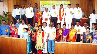 Giving the award to seven SP teachers | जि.प.च्या सात शिक्षकांना पुरस्कार प्रदान Giving the award to seven SP teachers | जि.प.च्या सात शिक्षकांना पुरस्कार प्रदान