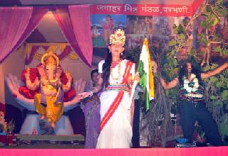 Thriller on the body created by Bharatmata's looks | भारतमातेच्या देखाव्याने उभारले शरीरावर रोमांच