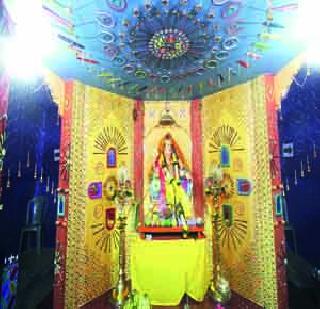 Bappa in the beauty pageant | सौंदर्य प्रसाधनांच्या मंदिरात बाप्पा Bappa in the beauty pageant | सौंदर्य प्रसाधनांच्या मंदिरात बाप्पा