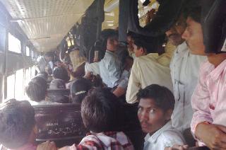 Seven thousand puppies for the trip | सात हजार विद्यार्थ्यांंचा कोंबून प्रवास Seven thousand puppies for the trip | सात हजार विद्यार्थ्यांंचा कोंबून प्रवास