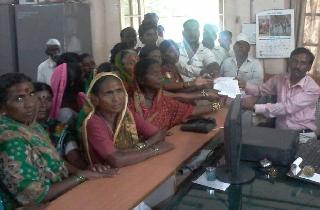 Elgar of women for alcohol prohibition | दारुबंदीसाठी महिलांचा एल्गार Elgar of women for alcohol prohibition | दारुबंदीसाठी महिलांचा एल्गार