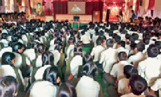 'Live Modi' in schoolchildren | अडी-अडचणीतून शाळाशाळांत ‘लाईव्ह मोदी’